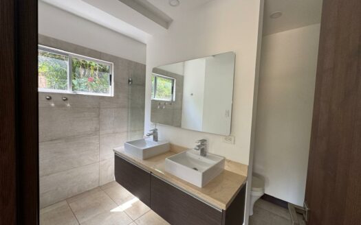 Apartamento en Primer Piso con Jardín, en Escazú Increíble precio Remate bancario Cód 141022