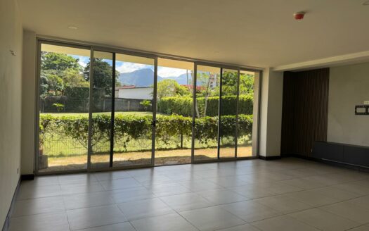Apartamento en Primer Piso con Jardín, en Escazú Increíble precio Remate bancario Cód 141022
