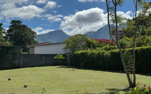 Apartamento en Primer Piso con Jardín, en Escazú Increíble precio Remate bancario Cód 141022