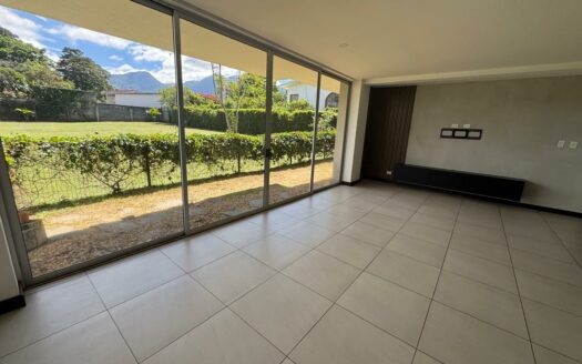 Apartamento en Primer Piso con Jardín, en Escazú Increíble precio Remate bancario Cód 141022