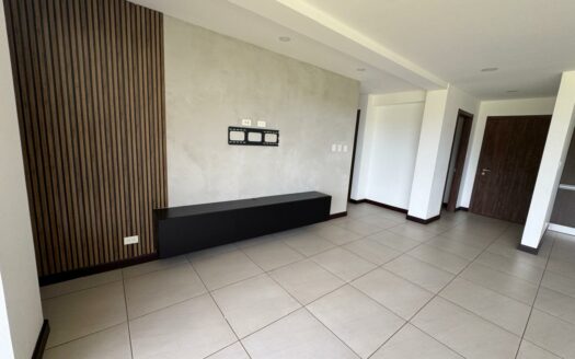 Apartamento en Primer Piso con Jardín, en Escazú Increíble precio Remate bancario Cód 141022