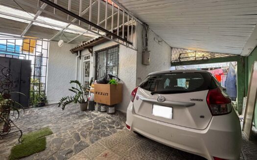 Casa en venta en Quesada Durán, Zapote – Esquinera, de una planta y con jardín cod. 140065