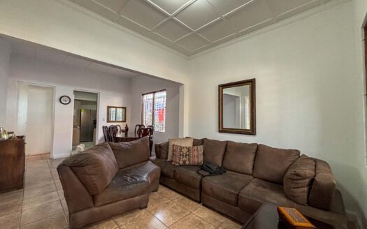 Casa en venta en Quesada Durán, Zapote – Esquinera, de una planta y con jardín cod. 140065