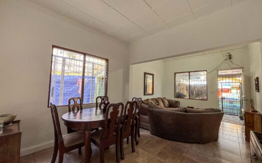 Casa en venta en Quesada Durán, Zapote – Esquinera, de una planta y con jardín cod. 140065