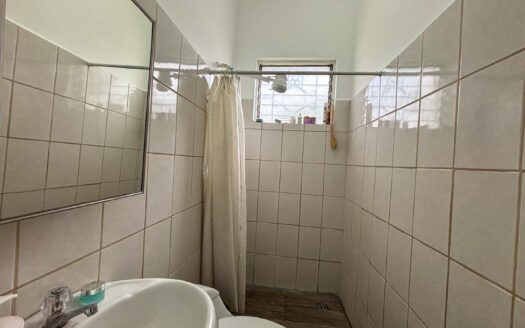 Casa en venta en Quesada Durán, Zapote – Esquinera, de una planta y con jardín cod. 140065