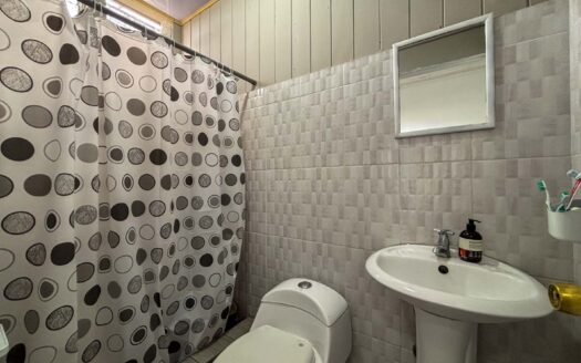 Casa en venta en Quesada Durán, Zapote – Esquinera, de una planta y con jardín cod. 140065