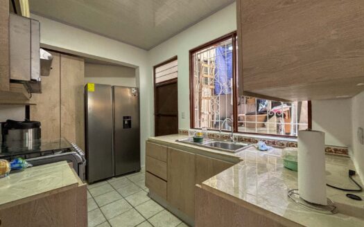 Casa en venta en Quesada Durán, Zapote – Esquinera, de una planta y con jardín cod. 140065