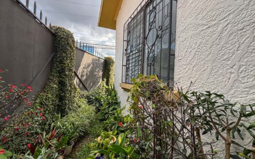 Casa en venta en Quesada Durán, Zapote – Esquinera, de una planta y con jardín cod. 140065