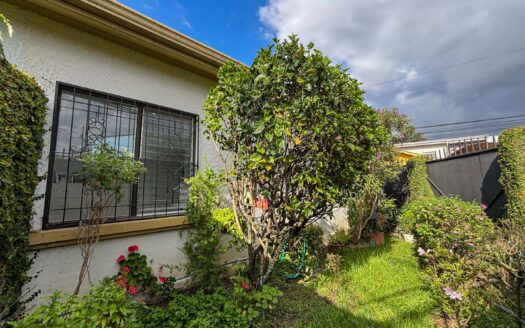 Casa en venta en Quesada Durán, Zapote – Esquinera, de una planta y con jardín cod. 140065