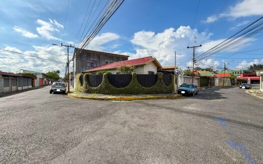 Casa en venta en Quesada Durán, Zapote – Esquinera, de una planta y con jardín cod. 140065