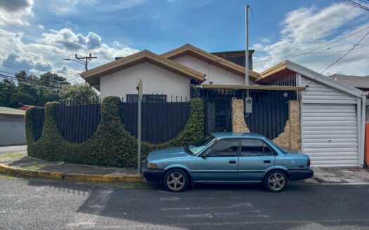 Casa en venta en Quesada Durán, Zapote – Esquinera, de una planta y con jardín cod. 140065