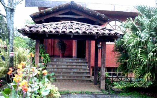 ¡OPORTUNIDAD! Hermosa y Amplia Propiedad Para Alquiler Uso de Suelo Residencial y Comercial Estilo Colonial y Rodeada de Naturaleza a Solo 3 Mins del Centro de Alajuela. COD. 140861