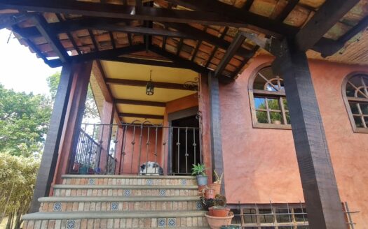 ¡OPORTUNIDAD! Hermosa y Amplia Propiedad Para Alquiler Uso de Suelo Residencial y Comercial Estilo Colonial y Rodeada de Naturaleza a Solo 3 Mins del Centro de Alajuela. COD. 140861