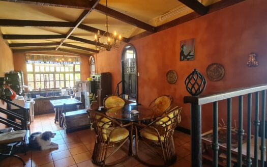 ¡OPORTUNIDAD! Hermosa y Amplia Propiedad Para Alquiler Uso de Suelo Residencial y Comercial Estilo Colonial y Rodeada de Naturaleza a Solo 3 Mins del Centro de Alajuela. COD. 140861