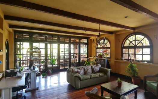 ¡OPORTUNIDAD! Hermosa y Amplia Propiedad Para Alquiler Uso de Suelo Residencial y Comercial Estilo Colonial y Rodeada de Naturaleza a Solo 3 Mins del Centro de Alajuela. COD. 140861