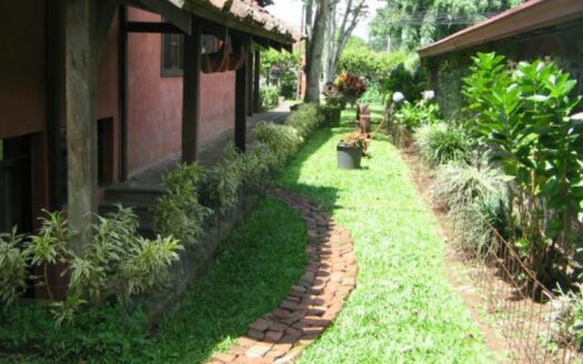 ¡OPORTUNIDAD! Hermosa y Amplia Propiedad Para Alquiler Uso de Suelo Residencial y Comercial Estilo Colonial y Rodeada de Naturaleza a Solo 3 Mins del Centro de Alajuela. COD. 140861