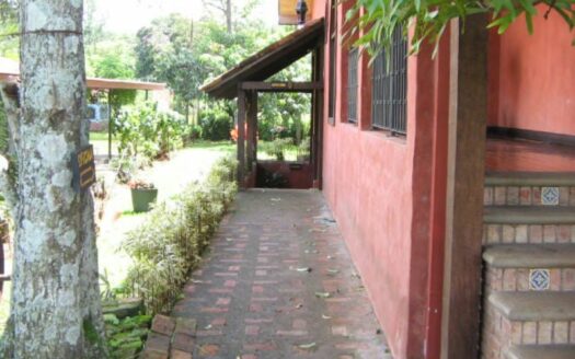 ¡OPORTUNIDAD! Hermosa y Amplia Propiedad Para Alquiler Uso de Suelo Residencial y Comercial Estilo Colonial y Rodeada de Naturaleza a Solo 3 Mins del Centro de Alajuela. COD. 140861