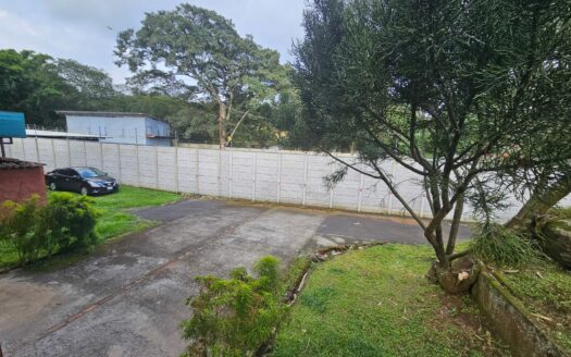 ¡OPORTUNIDAD! Hermosa y Amplia Propiedad Para Alquiler Uso de Suelo Residencial y Comercial Estilo Colonial y Rodeada de Naturaleza a Solo 3 Mins del Centro de Alajuela. COD. 140861