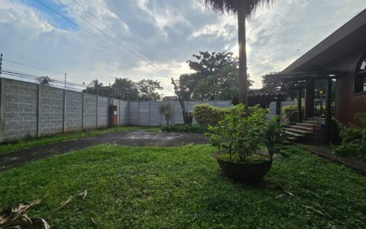 ¡OPORTUNIDAD! Hermosa y Amplia Propiedad Para Alquiler Uso de Suelo Residencial y Comercial Estilo Colonial y Rodeada de Naturaleza a Solo 3 Mins del Centro de Alajuela. COD. 140861
