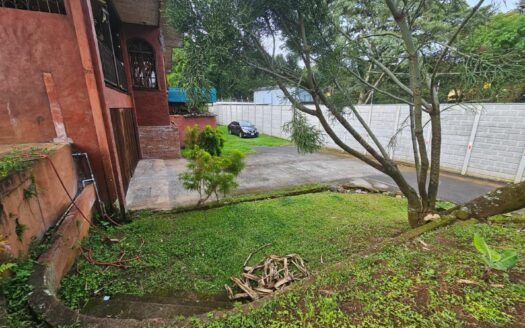 ¡OPORTUNIDAD! Hermosa y Amplia Propiedad Para Alquiler Uso de Suelo Residencial y Comercial Estilo Colonial y Rodeada de Naturaleza a Solo 3 Mins del Centro de Alajuela. COD. 140861