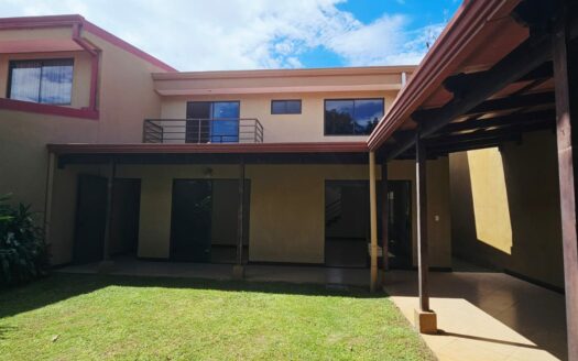 ¡REMATE: SE ESCUCHAN OFERTAS! Hermosa Casa Amplia con Patio, Balcones y Terraza BBQ en Residencial Privado – Cerca de Alajuela Centro. COD. 140928