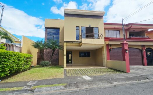 ¡REMATE: SE ESCUCHAN OFERTAS! Hermosa Casa Amplia con Patio, Balcones y Terraza BBQ en Residencial Privado – Cerca de Alajuela Centro. COD. 140928
