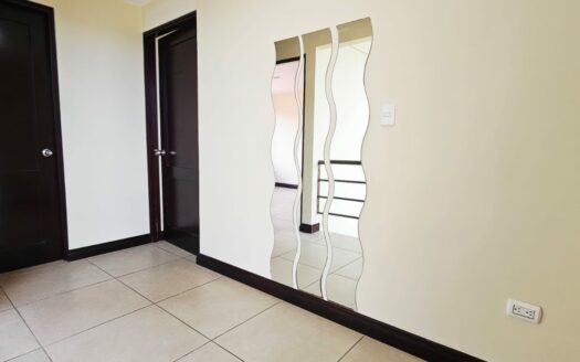 ¡REMATE: SE ESCUCHAN OFERTAS! Hermosa Casa Amplia con Patio, Balcones y Terraza BBQ en Residencial Privado – Cerca de Alajuela Centro. COD. 140928