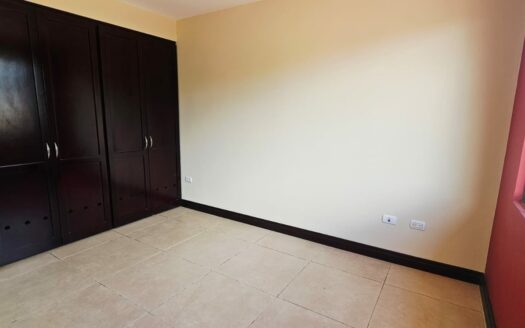 ¡REMATE: SE ESCUCHAN OFERTAS! Hermosa Casa Amplia con Patio, Balcones y Terraza BBQ en Residencial Privado – Cerca de Alajuela Centro. COD. 140928