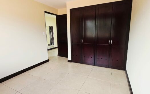 ¡REMATE: SE ESCUCHAN OFERTAS! Hermosa Casa Amplia con Patio, Balcones y Terraza BBQ en Residencial Privado – Cerca de Alajuela Centro. COD. 140928