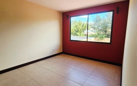 ¡REMATE: SE ESCUCHAN OFERTAS! Hermosa Casa Amplia con Patio, Balcones y Terraza BBQ en Residencial Privado – Cerca de Alajuela Centro. COD. 140928