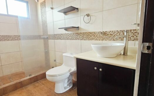 ¡REMATE: SE ESCUCHAN OFERTAS! Hermosa Casa Amplia con Patio, Balcones y Terraza BBQ en Residencial Privado – Cerca de Alajuela Centro. COD. 140928