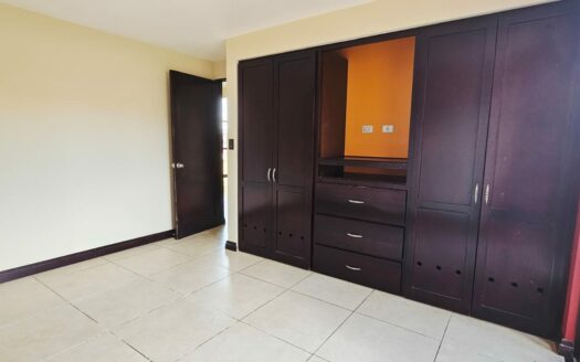 ¡REMATE: SE ESCUCHAN OFERTAS! Hermosa Casa Amplia con Patio, Balcones y Terraza BBQ en Residencial Privado – Cerca de Alajuela Centro. COD. 140928