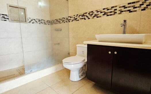 ¡REMATE: SE ESCUCHAN OFERTAS! Hermosa Casa Amplia con Patio, Balcones y Terraza BBQ en Residencial Privado – Cerca de Alajuela Centro. COD. 140928