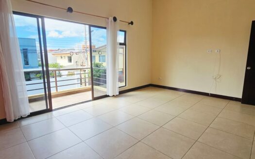 ¡REMATE: SE ESCUCHAN OFERTAS! Hermosa Casa Amplia con Patio, Balcones y Terraza BBQ en Residencial Privado – Cerca de Alajuela Centro. COD. 140928