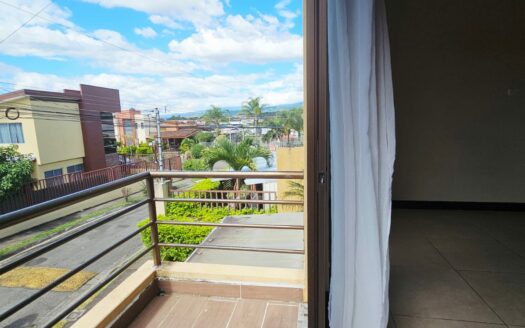 ¡REMATE: SE ESCUCHAN OFERTAS! Hermosa Casa Amplia con Patio, Balcones y Terraza BBQ en Residencial Privado – Cerca de Alajuela Centro. COD. 140928