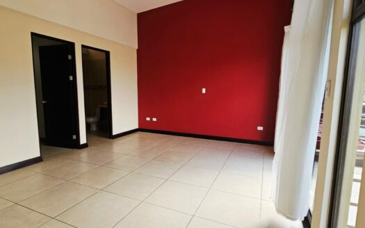 ¡REMATE: SE ESCUCHAN OFERTAS! Hermosa Casa Amplia con Patio, Balcones y Terraza BBQ en Residencial Privado – Cerca de Alajuela Centro. COD. 140928