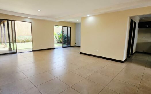 ¡REMATE: SE ESCUCHAN OFERTAS! Hermosa Casa Amplia con Patio, Balcones y Terraza BBQ en Residencial Privado – Cerca de Alajuela Centro. COD. 140928