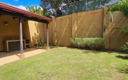¡REMATE: SE ESCUCHAN OFERTAS! Hermosa Casa Amplia con Patio, Balcones y Terraza BBQ en Residencial Privado – Cerca de Alajuela Centro. COD. 140928