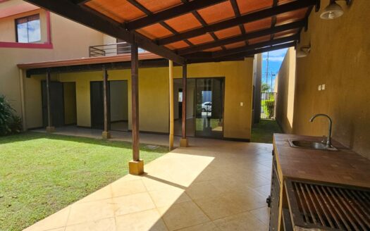 ¡REMATE: SE ESCUCHAN OFERTAS! Hermosa Casa Amplia con Patio, Balcones y Terraza BBQ en Residencial Privado – Cerca de Alajuela Centro. COD. 140928