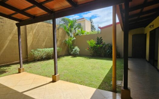 ¡REMATE: SE ESCUCHAN OFERTAS! Hermosa Casa Amplia con Patio, Balcones y Terraza BBQ en Residencial Privado – Cerca de Alajuela Centro. COD. 140928