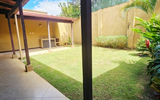¡REMATE: SE ESCUCHAN OFERTAS! Hermosa Casa Amplia con Patio, Balcones y Terraza BBQ en Residencial Privado – Cerca de Alajuela Centro. COD. 140928