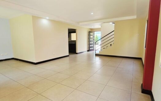 ¡REMATE: SE ESCUCHAN OFERTAS! Hermosa Casa Amplia con Patio, Balcones y Terraza BBQ en Residencial Privado – Cerca de Alajuela Centro. COD. 140928