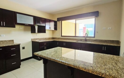 ¡REMATE: SE ESCUCHAN OFERTAS! Hermosa Casa Amplia con Patio, Balcones y Terraza BBQ en Residencial Privado – Cerca de Alajuela Centro. COD. 140928