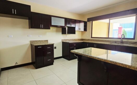 ¡REMATE: SE ESCUCHAN OFERTAS! Hermosa Casa Amplia con Patio, Balcones y Terraza BBQ en Residencial Privado – Cerca de Alajuela Centro. COD. 140928