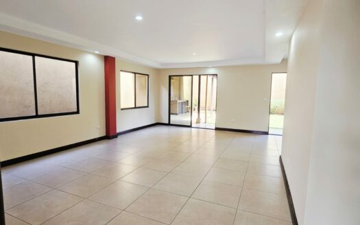 ¡REMATE: SE ESCUCHAN OFERTAS! Hermosa Casa Amplia con Patio, Balcones y Terraza BBQ en Residencial Privado – Cerca de Alajuela Centro. COD. 140928