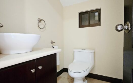 ¡REMATE: SE ESCUCHAN OFERTAS! Hermosa Casa Amplia con Patio, Balcones y Terraza BBQ en Residencial Privado – Cerca de Alajuela Centro. COD. 140928