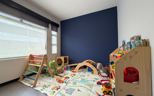 Hermosa Casa de 5 Habitaciones, con Acabados Modernos, Concepto Abierto y Patio con Zona Verde en Goicoechea COD 140285