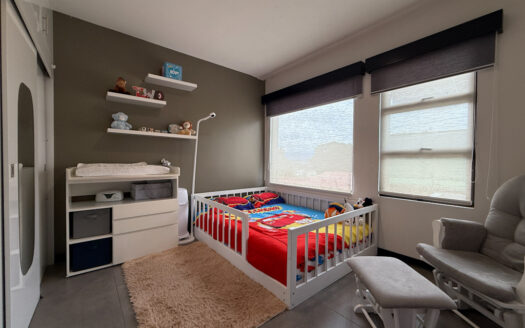 Hermosa Casa de 5 Habitaciones, con Acabados Modernos, Concepto Abierto y Patio con Zona Verde en Goicoechea COD 140285