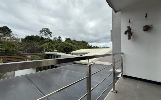 Hermosa Casa de 5 Habitaciones, con Acabados Modernos, Concepto Abierto y Patio con Zona Verde en Goicoechea COD 140285