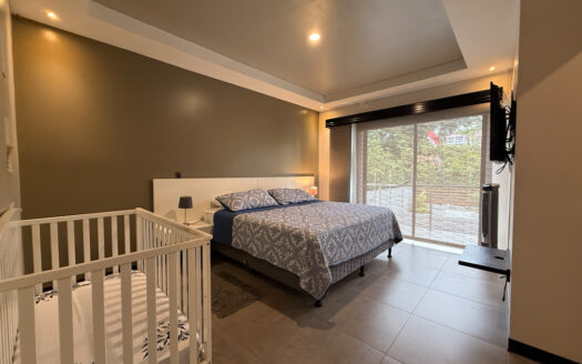 Hermosa Casa de 5 Habitaciones, con Acabados Modernos, Concepto Abierto y Patio con Zona Verde en Goicoechea COD 140285